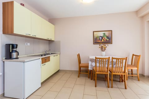 Coffee/tea facilities, Kitchen or kitchenette, Dining area, stove