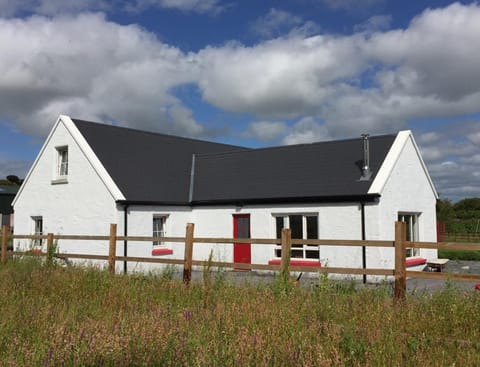 Patio, Facade/entrance, Day, Summer, Garden, Animals, On site, Garden view, Area and facilities, Family