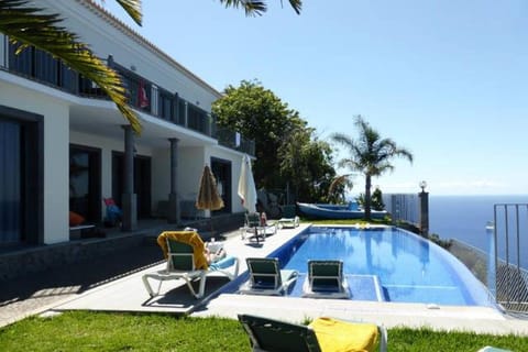 Ocean Cliff Villa in Madeira District