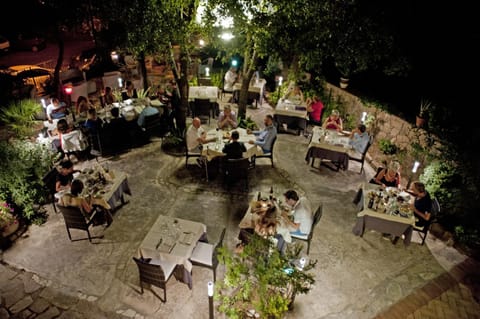 Restaurant/places to eat, Garden, Food