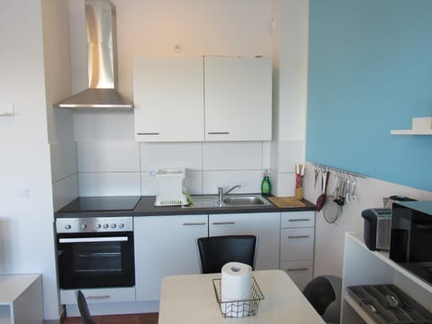 Kitchen or kitchenette, Dining area, minibar, pet friendly, stove, toaster