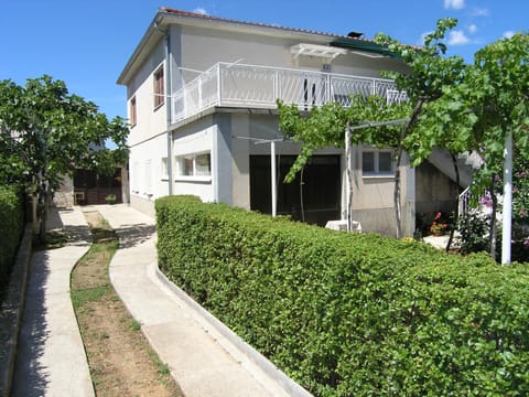 Facade/entrance, Neighbourhood