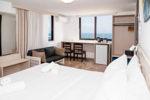 Photo of the whole room, Sea view