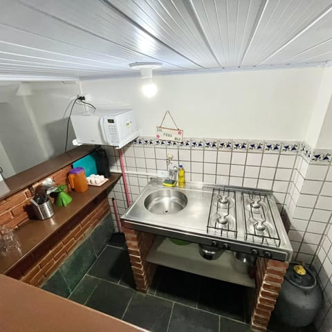 Kitchen or kitchenette, minibar, stove