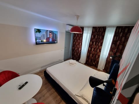 Bed, TV and multimedia, Photo of the whole room, Seating area, Evening entertainment, Bedroom