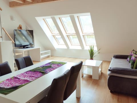 TV and multimedia, Living room, Seating area, Dining area