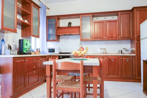 Kitchen or kitchenette, Dining area, Communal kitchen