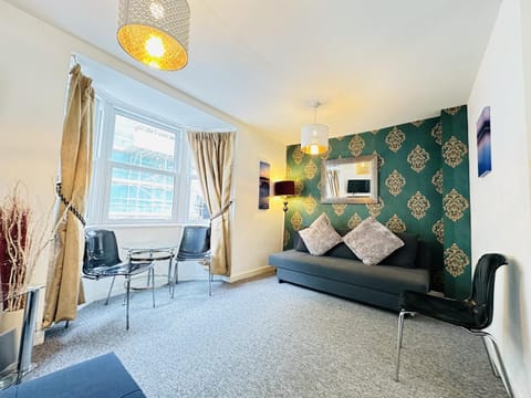 City central location, 2 min to the sea, 4-bedroom St Margarers townhouse, car-park & conference centre nearby, shops, coffee shops & restaurants - walking distance Condo in Hove