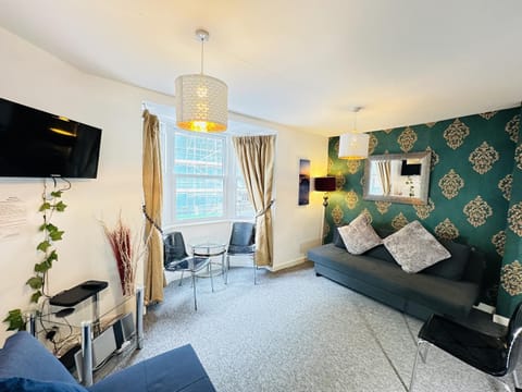 City central location, 2 min to the sea, 4-bedroom St Margarers townhouse, car-park & conference centre nearby, shops, coffee shops & restaurants - walking distance Apartment in Hove