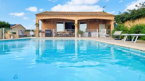 Property building, Day, Swimming pool