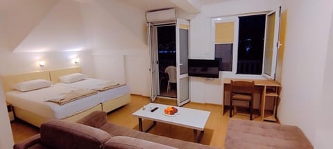 Bed, Night, TV and multimedia, Photo of the whole room, Seating area, Bedroom, air conditioner