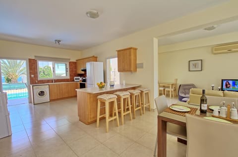 Kitchen or kitchenette, Living room, Dining area