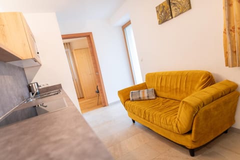 Kitchen or kitchenette, Seating area