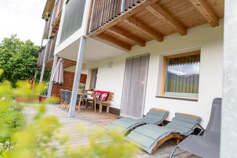 Property building, Balcony/Terrace, Dining area, Garden view, sunbed