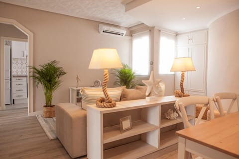 Photo of the whole room, Decorative detail, Decorative detail