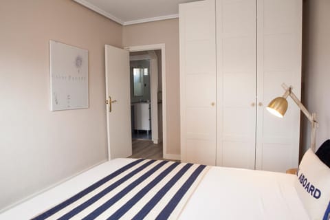 Bed, Photo of the whole room, Decorative detail, Decorative detail, Bedroom