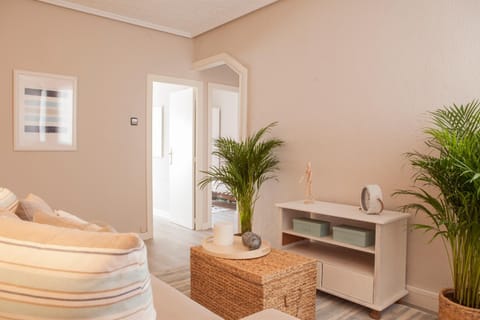 TV and multimedia, Living room, Photo of the whole room, Decorative detail, Decorative detail