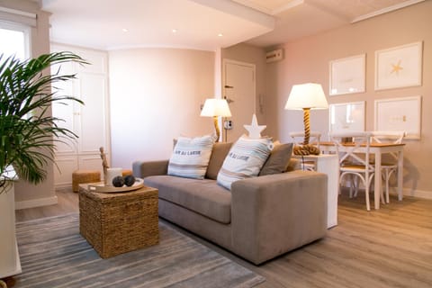 Communal lounge/ TV room, TV and multimedia, Living room, Decorative detail, Dining area