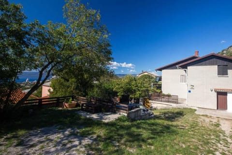 Property building, Nearby landmark, Spring, Day, Natural landscape, Garden, View (from property/room), Balcony/Terrace, Logo/Certificate/Sign, On site, City view, Garden view, Landmark view, Mountain view, Sea view, Street view, Area and facilities, Seasons