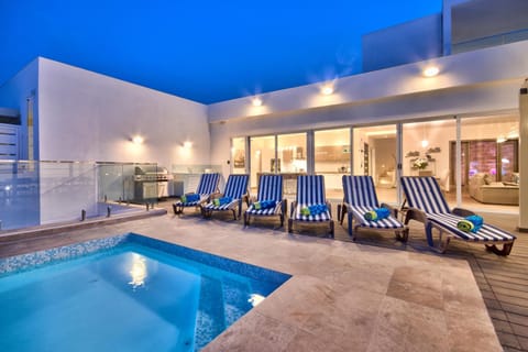 Villa Gaia - Sunset Views, Indoor Heated Pool, Sauna and Games Room Villa in Malta