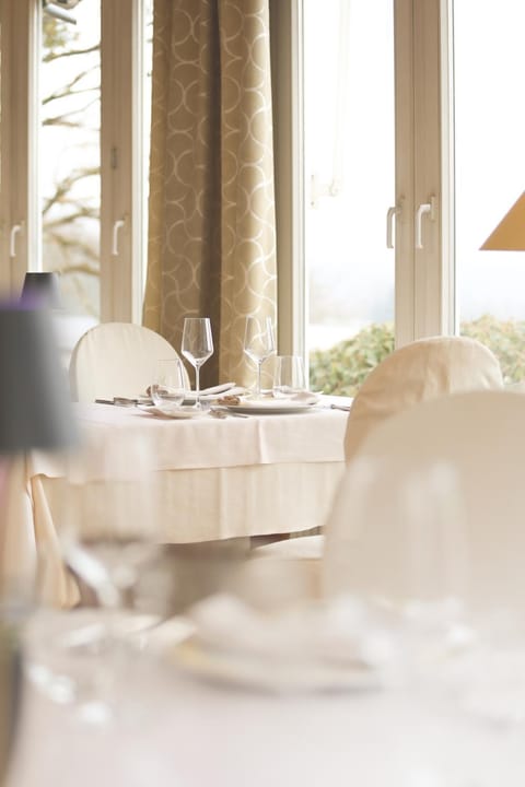 Restaurant/places to eat, Living room, Seating area, Dining area