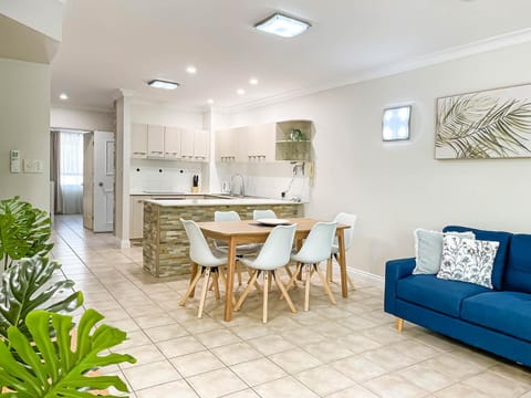 Photo of the whole room, Decorative detail, Dining area, kitchen