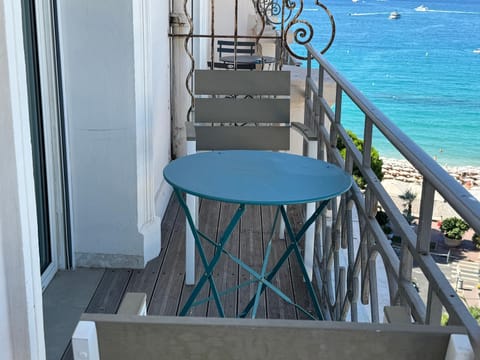 CROISETTE Palais MIRAMAR FRONT DE MER Apartment in Cannes