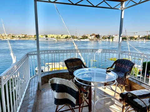 Patio, View (from property/room), Balcony/Terrace, Seating area, Lake view, River view