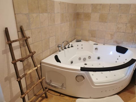 La Bastide du Capelier - Gîte pour 4 personnes avec baignoire balnéothérapie Appartement in Salernes