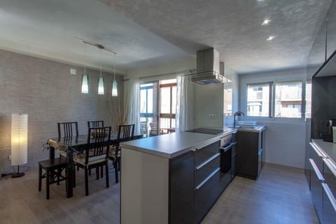 Kitchen or kitchenette, Dining area