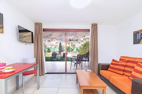 Balcony/Terrace, Living room, Photo of the whole room, Decorative detail, Seating area