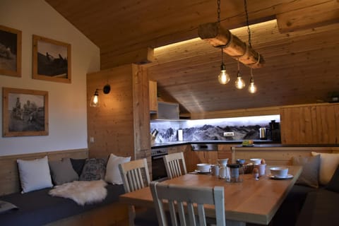 Coffee/tea facilities, Kitchen or kitchenette, Living room, Seating area, Dining area, dishwasher