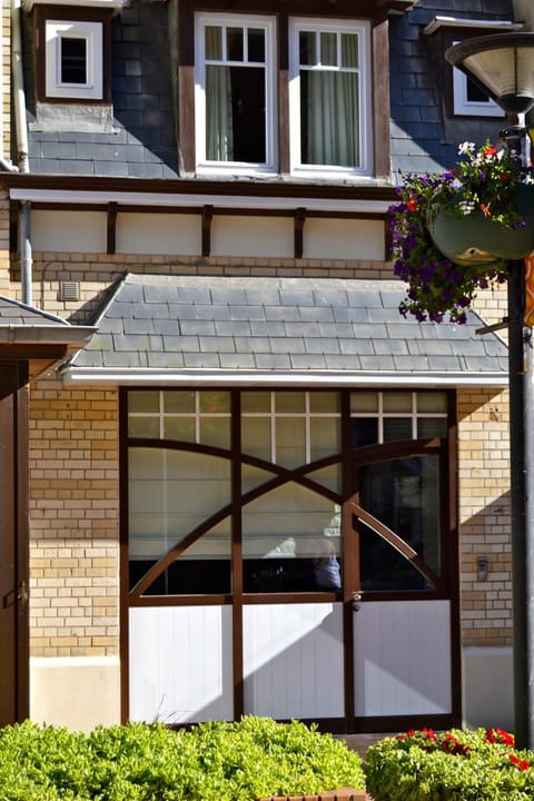 Property building, Facade/entrance, Beach, On site, Sea view