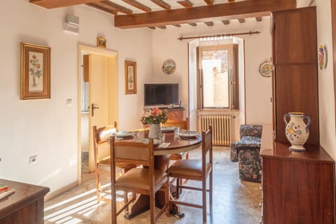 TV and multimedia, Living room, Seating area, Dining area