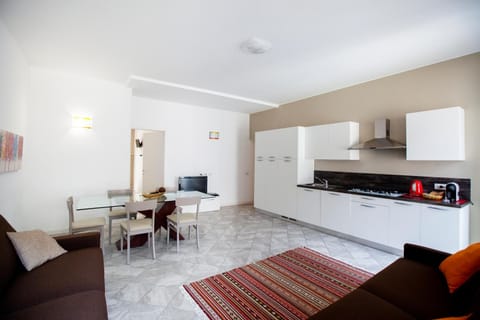 Coffee/tea facilities, Kitchen or kitchenette, Seating area