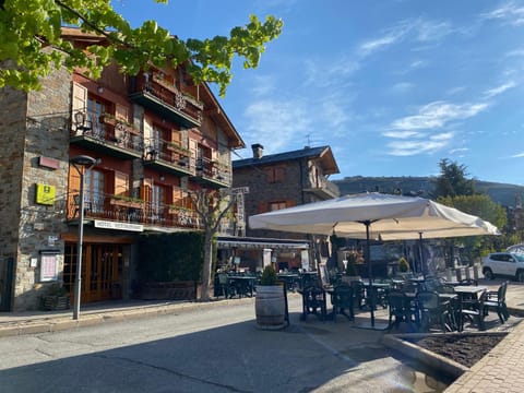 Hotel Esquirol Hotel in Llívia