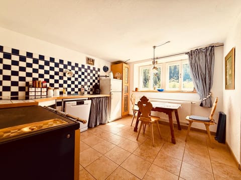 Kitchen or kitchenette, kitchen, kitchen