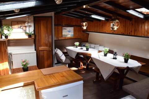 Boat-Apartment Rotterdam Fokkelina Docked boat in Rotterdam