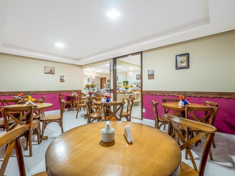 Restaurant/places to eat, Living room, Banquet/Function facilities, Seating area