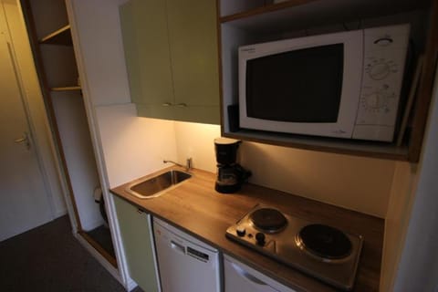 Kitchen or kitchenette, minibar, stove