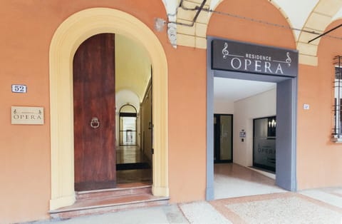 Facade/entrance