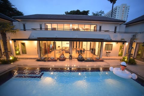 Villa Navin Resort in Pattaya City