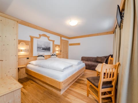 Bed, TV and multimedia, Photo of the whole room, Seating area, wardrobe