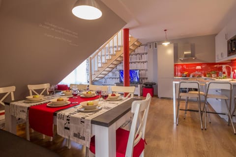 Kitchen or kitchenette, Dining area