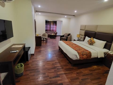 Communal lounge/ TV room, Bed, TV and multimedia, Seating area, Evening entertainment, Bedroom, hair dresser