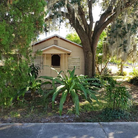 1 Beige Cozy Bungalow or 1 White Cozy Efficiency Cottage in Titusville Casa in Titusville