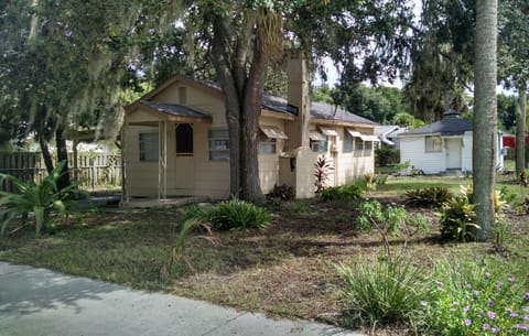 1 Beige Cozy Bungalow or 1 White Cozy Efficiency Cottage in Titusville Haus in Titusville