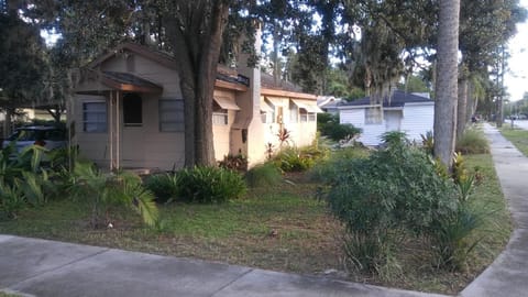 1 Beige Cozy Bungalow or 1 White Cozy Efficiency Cottage in Titusville Haus in Titusville