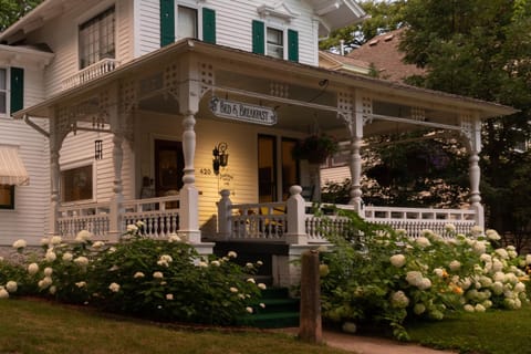 Carriage House Bed & Breakfast Bed and Breakfast in Winona