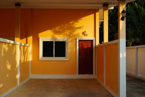 Facade/entrance, Balcony/Terrace